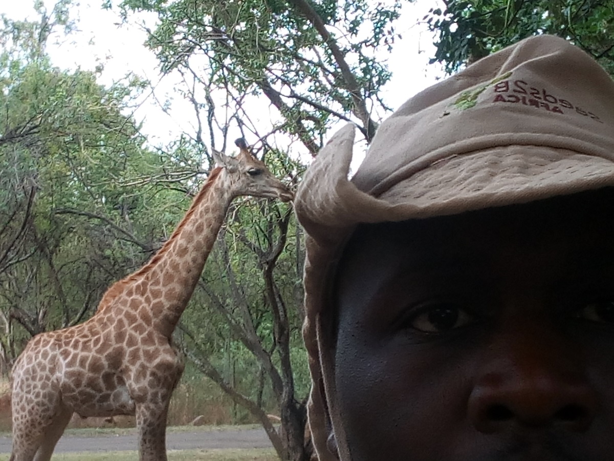 A SELFIE WITH THE GIRAFFEE