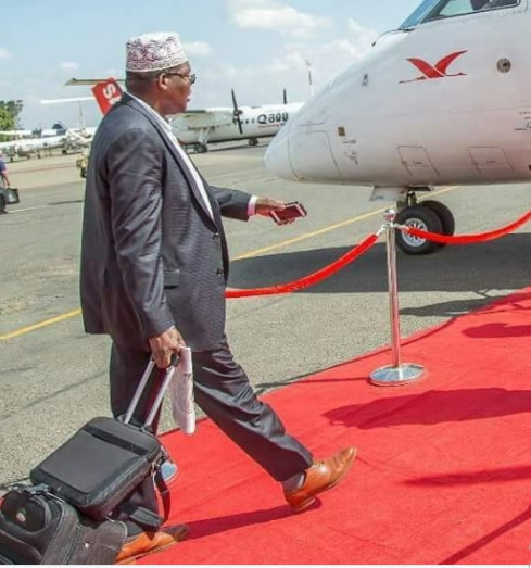 Photo: Miguna Miguna carrying is bags from file photo. 