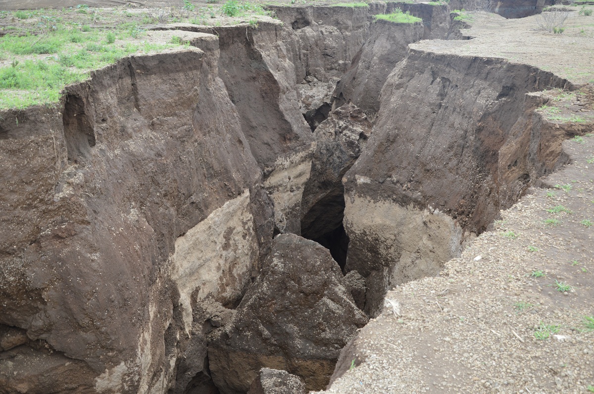 Photo 4: If you thought this was a result of heavy rainfall, then think again. These are huge stones which were torn apart by natural forces. 