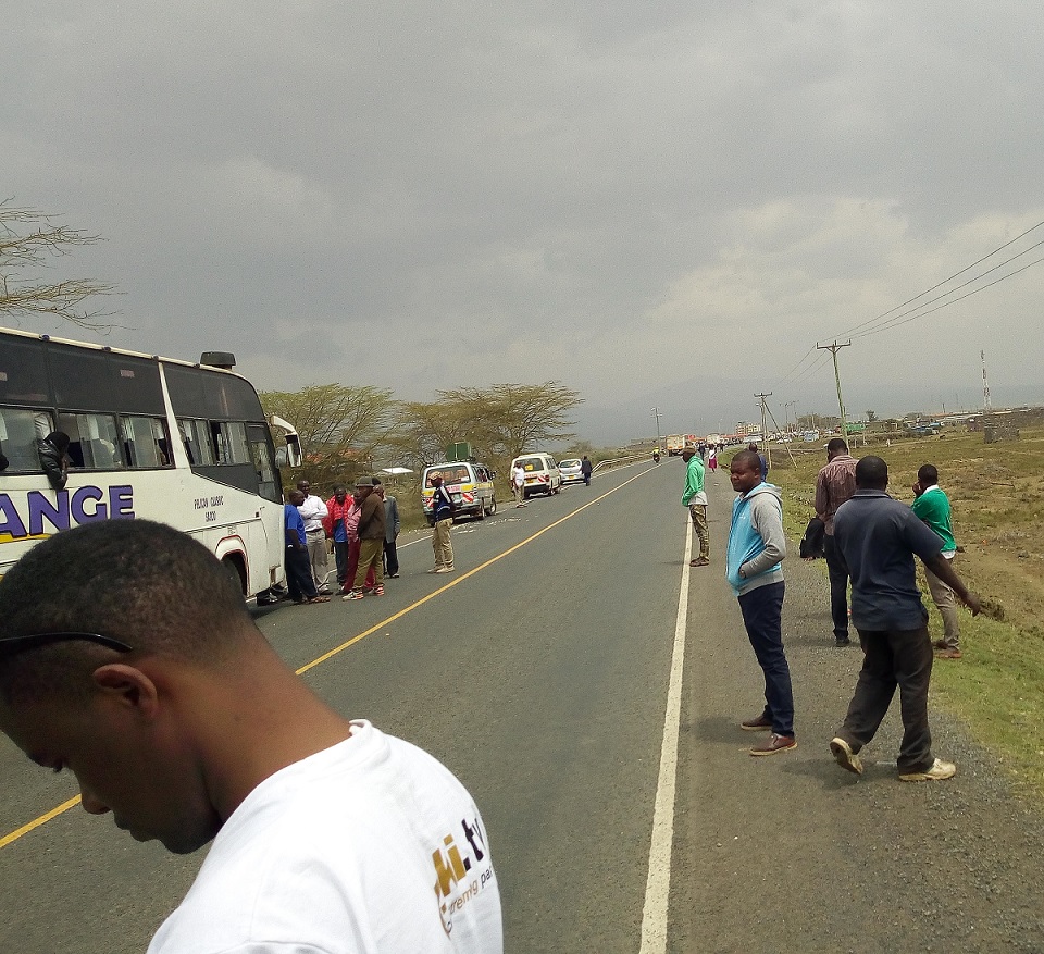 Photo. Stranded passengers along Narok-Mai Mahiu road 