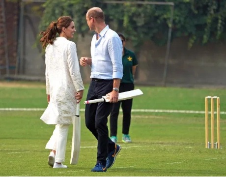 Prince William and Kate Middleton play cricket during their Pakistan visit