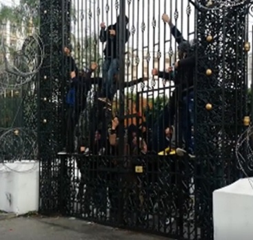 Unemployed youth in Tunisia threaten to commit mass suicide outside parliament