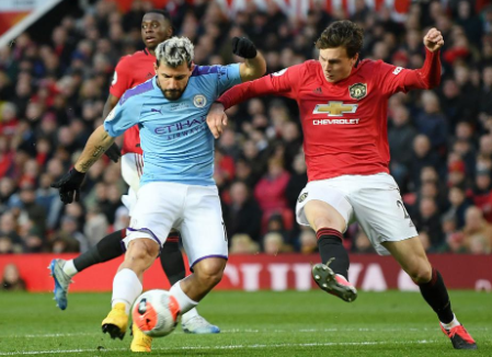 Sergio Aguero suffers a thigh injury in the Manchester Derby