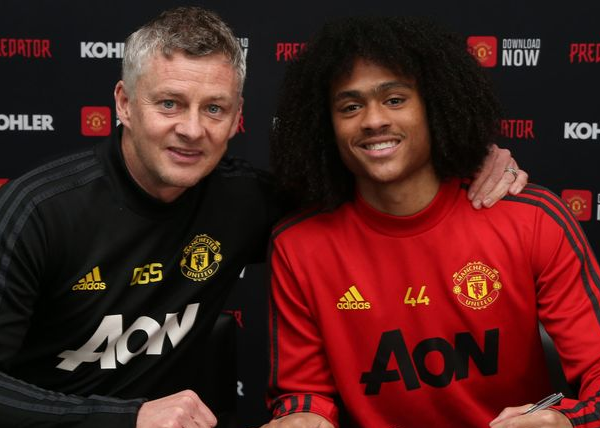 Tahith Chong signs a new contract at Manchester United