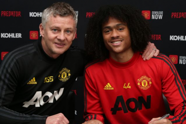 Tahith Chong signs a new contract at Manchester United