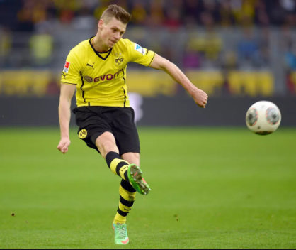 Dortmund veteran Piszczek signs one year extension, will retire in 2021