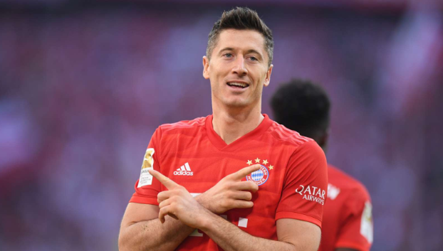 Lewandowski breaks another Bundesliga record as Bayern goes goes 10 points clear