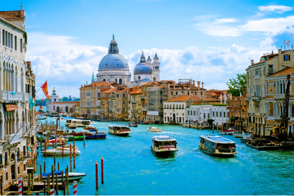 Coronavirus: Italy lifts travel restrictions