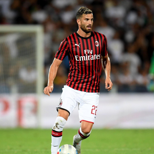 Milan defender Musacchio out for four months after undergoing surgery