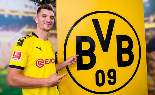 Thomas Meunier signs for Borussia Dortmund