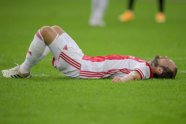 ‘’I’m okay and fine’’ – Ajax defender Daley Blind gives update after collapsing