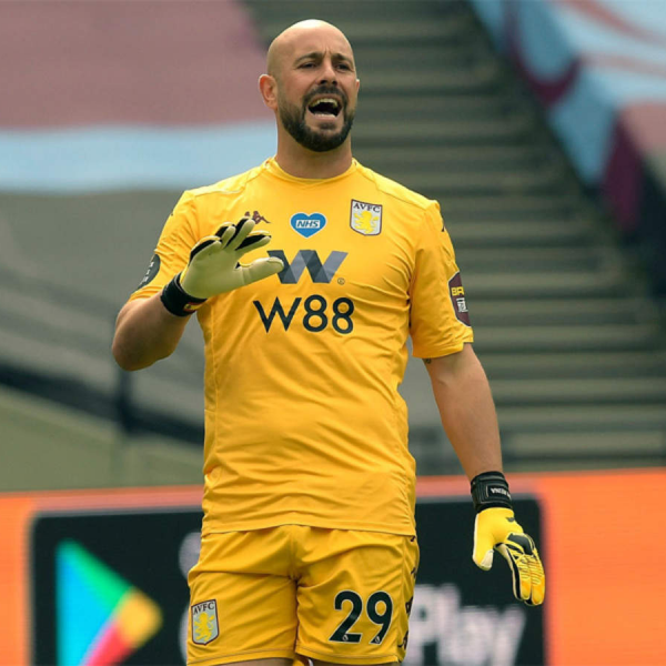 Reina swaps Milan for Lazio