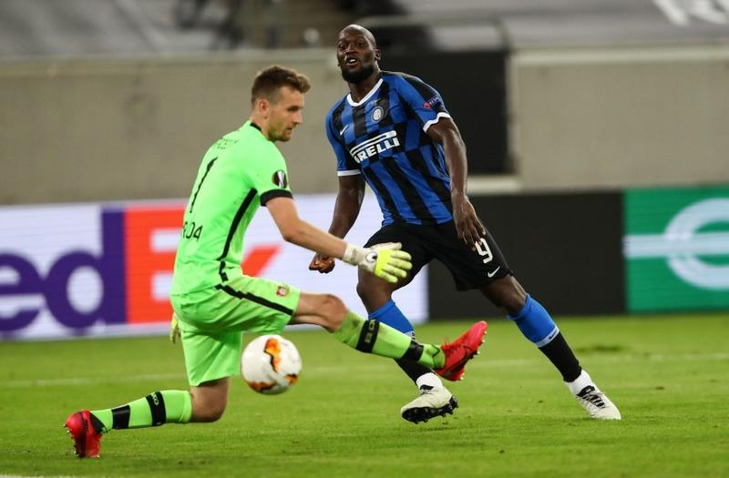 Romelu Lukaku scores against Bayer Leverkusen in the Europa League quarter-final