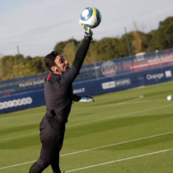 PSG sign Spanish goalie Rico after 1-year loan spell