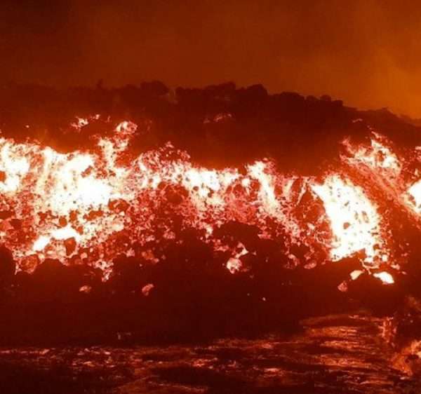 DR Congo residents escape the volcanic eruption of Mt. Nyiragongo