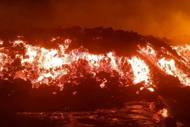 DR Congo residents escape the volcanic eruption of Mt. Nyiragongo