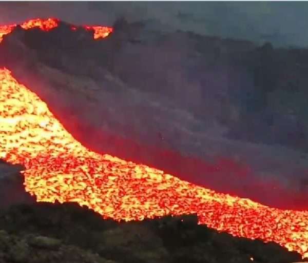 Cumbre Vieja Volcano in Spain erupts