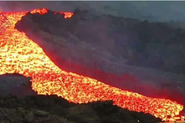 Cumbre Vieja Volcano in Spain erupts
