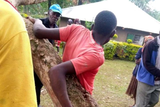 A Vihiga boy is crucified for stealing a radio and a 1GB memory card (sensitive photos)