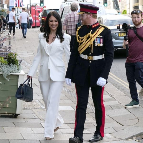 Harry & Meghan look-alikes seen on the grounds of Windsor Castle