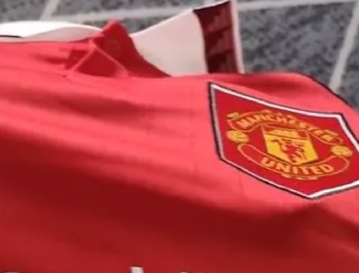 Manchester United home kit with Arsenal collar button, what’s happening!!